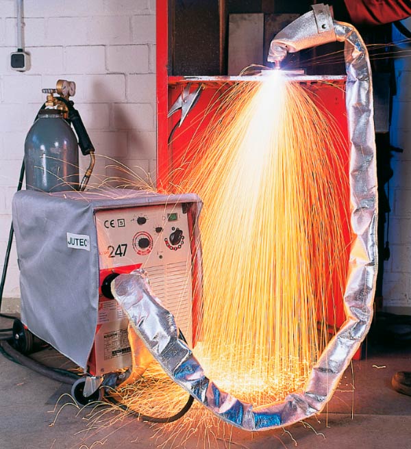 Plazmavágás fém vágásakor, intenzív narancssárga szikraesővel.